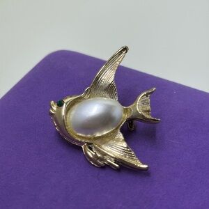 💛 Gold Tone Green Crystal Fish Brooch